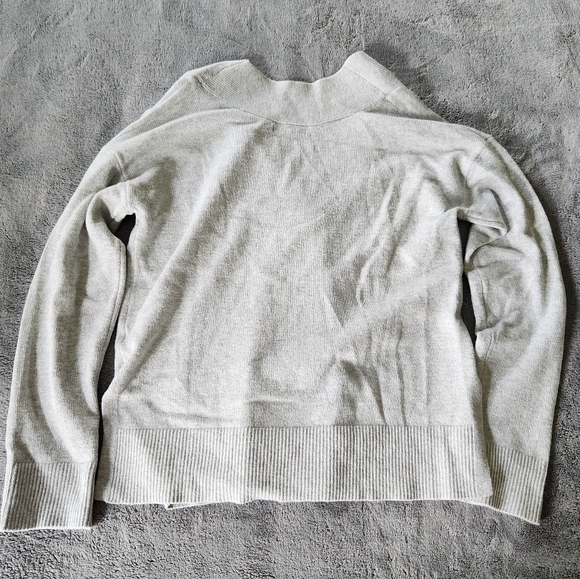 Banana Republic Gray V Neck Sweater Size Small - Picture 4 of 4